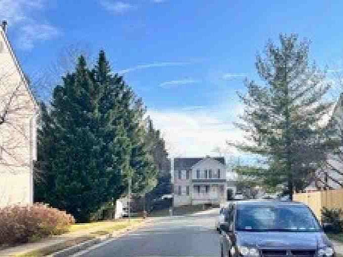 2nd image of 10 Tameron Pl