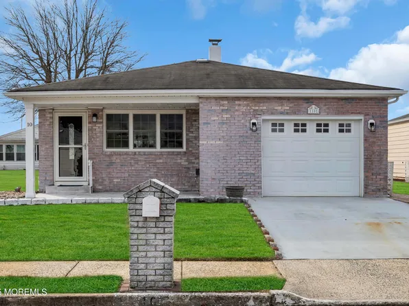 10 Aztec Court, Toms River, NJ 08757
