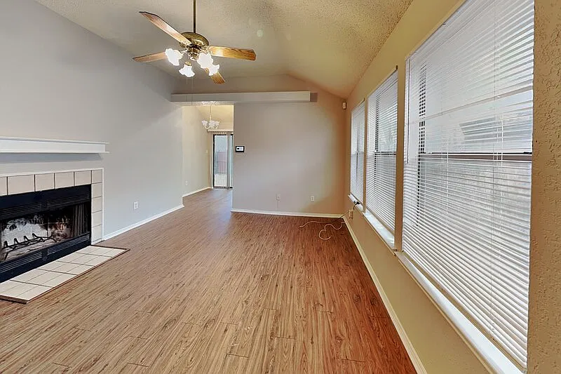 3 bed, 2.0 bath, 1006 sqft, $1,595 — Photo 3