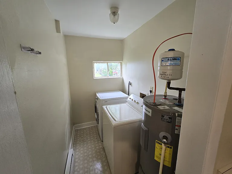 324 Woodstock Ln — Photo 5