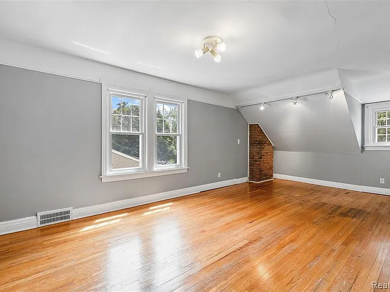 1016 Greenleaf Dr — Photo 5