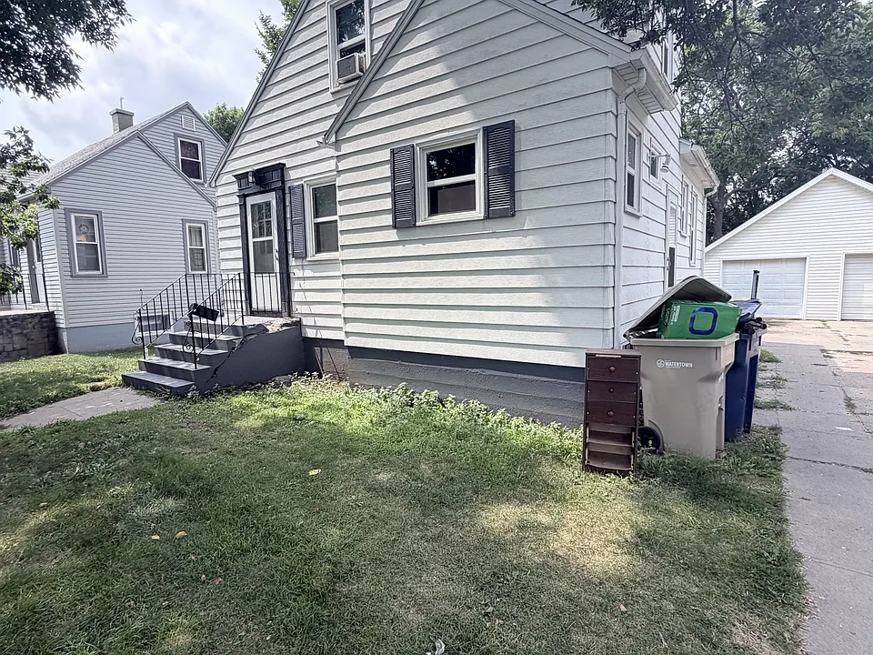 207 3rd St SW