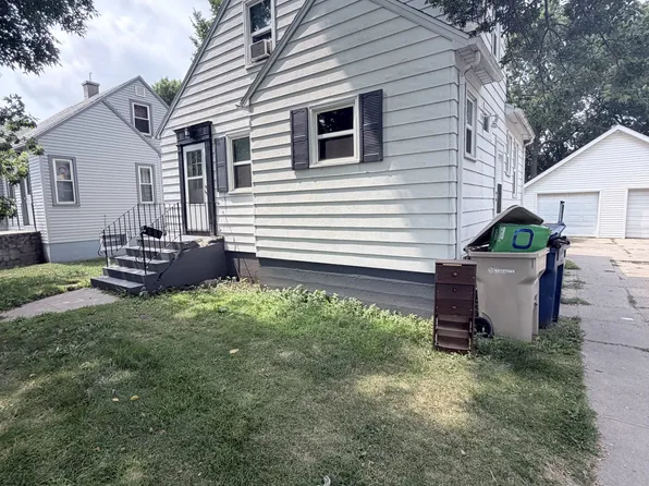 207 3rd St SW, Watertown, SD 57201
