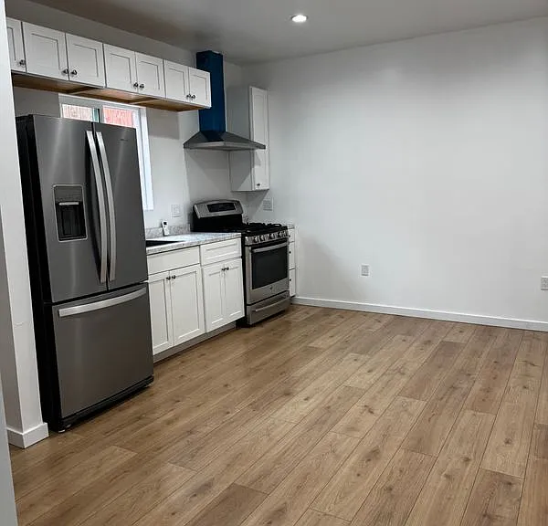 9431 Nagle Ave — Photo 4