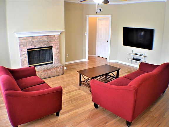 3rd image of 2714 Red Oak Dr
