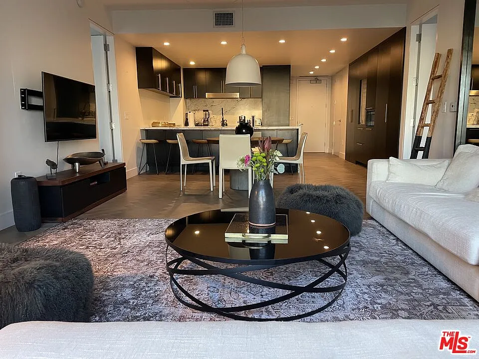 2 bed, 3.0 bath, 1720 sqft, $8,500 — Photo 2