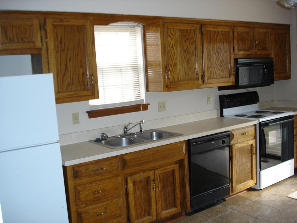 2nd image of 815 NE Barnes Dr APT B