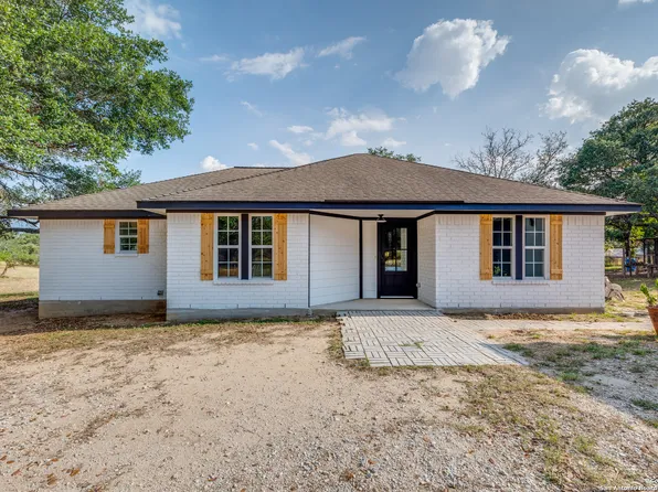 405 COUNTY ROAD 781, Natalia, TX 78059