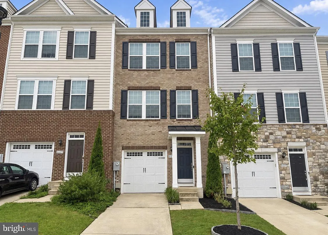 3 bed, 2.5 bath, 2400 sqft, $3,200 — Photo 1