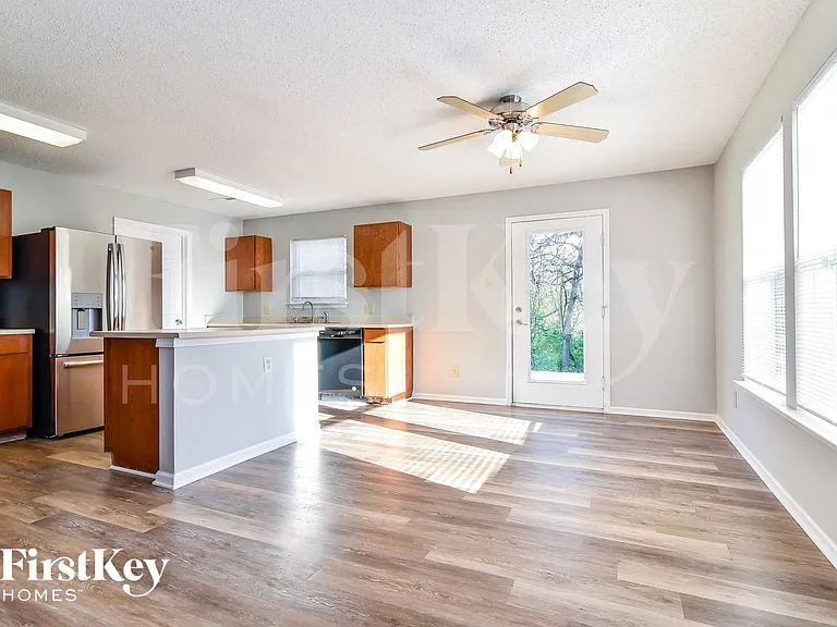 8823 Youngs Creek Ln — Photo 5