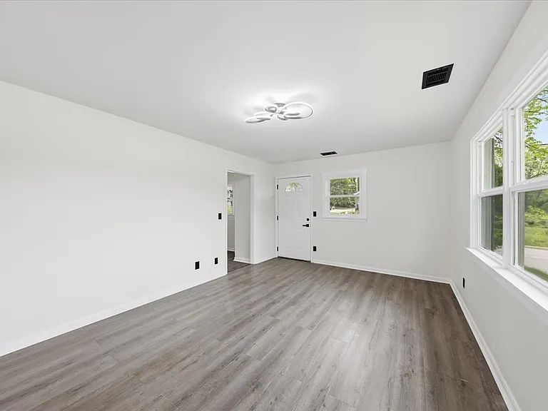 6128 Red Bank Rd — Photo 4
