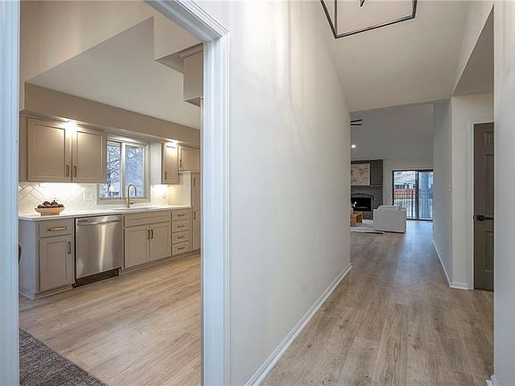 3rd image of 12891 Cambridge Ct