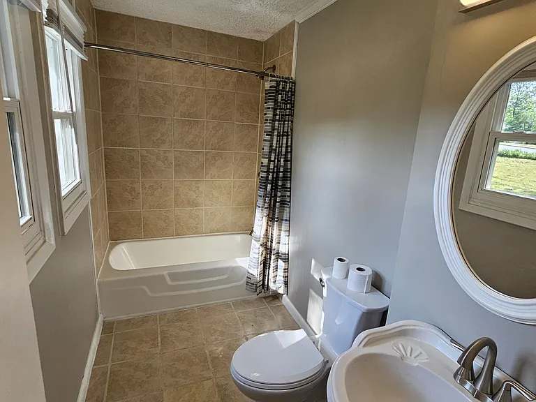 237 N Maple Ave — Photo 5