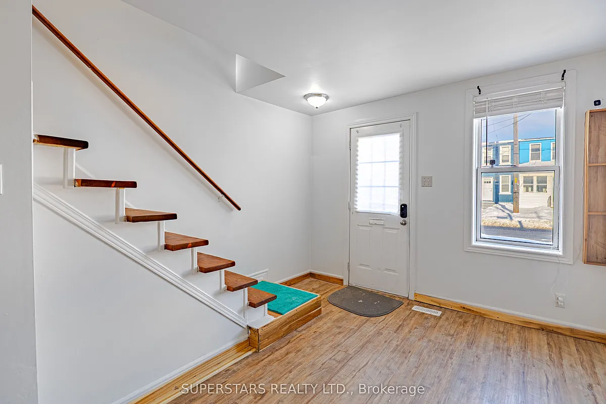 Building Photo - 165 1/2 Olive Ave