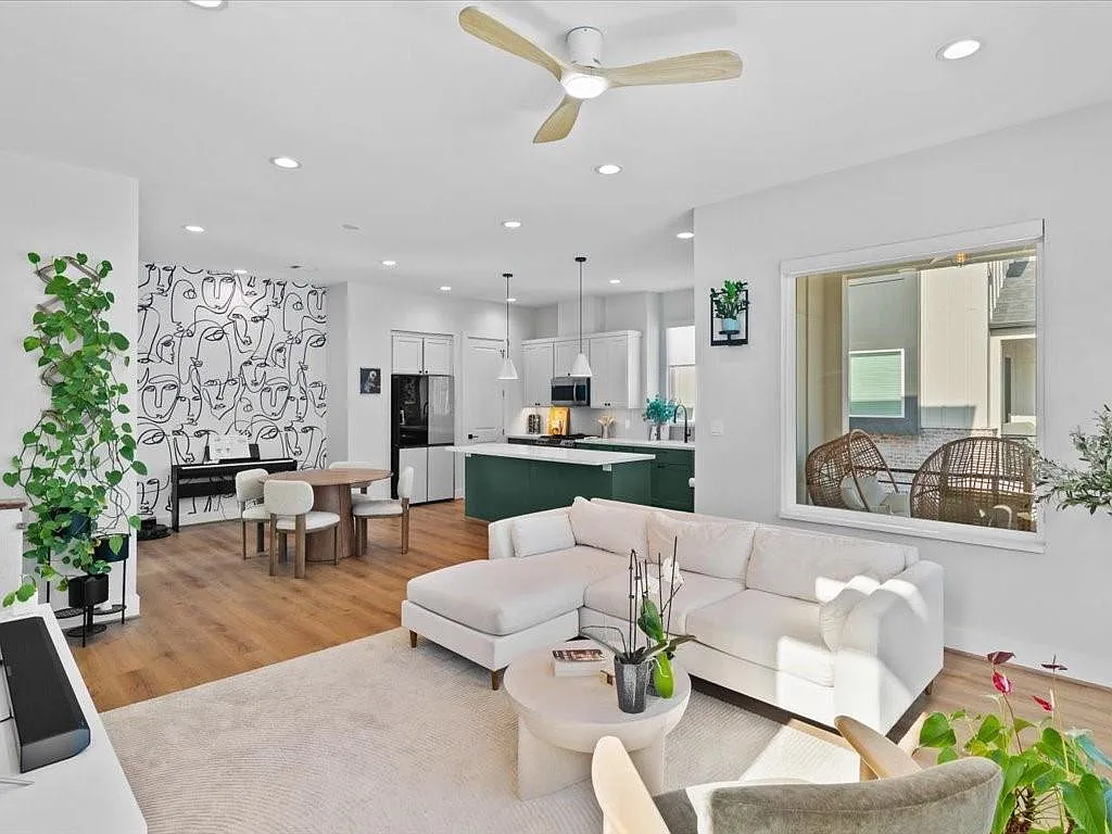 3 bed, 3.5 bath, 2136 sqft, $2,650 — Photo 3
