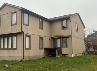 8 Hummingbird Ln, Amherst, NY 14228