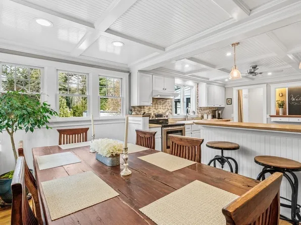 217 Phinneys Ln, Barnstable, MA 02630