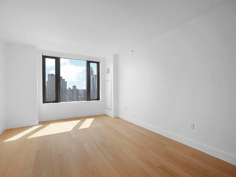 10 City Point #35G — Photo 3