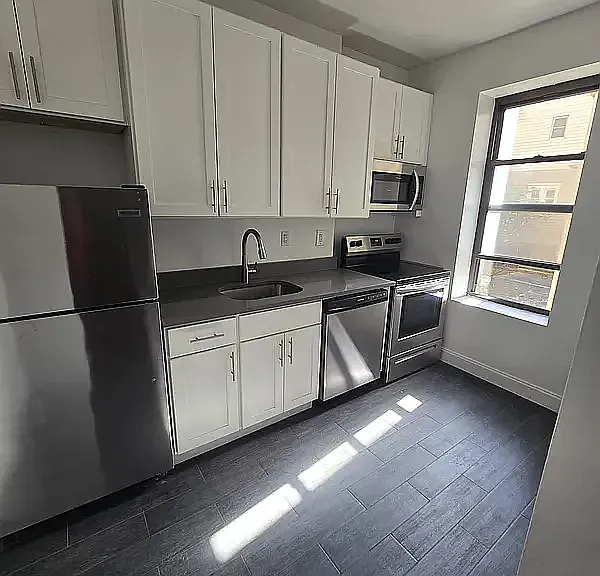 250 Ocean Pkwy — Photo 1