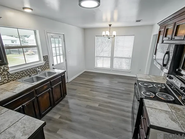 14211 Parkridge Dr — Photo 4
