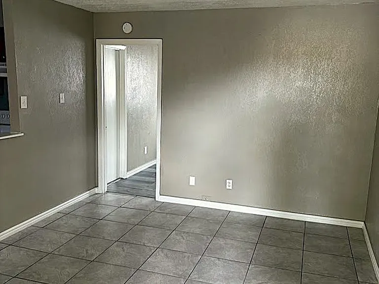 Western Oaks Apartments — Photo 10