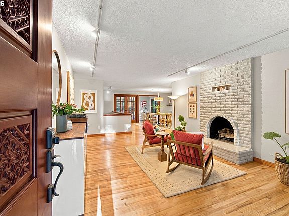 3rd image of 1324 SW Taylors Ferry Ct