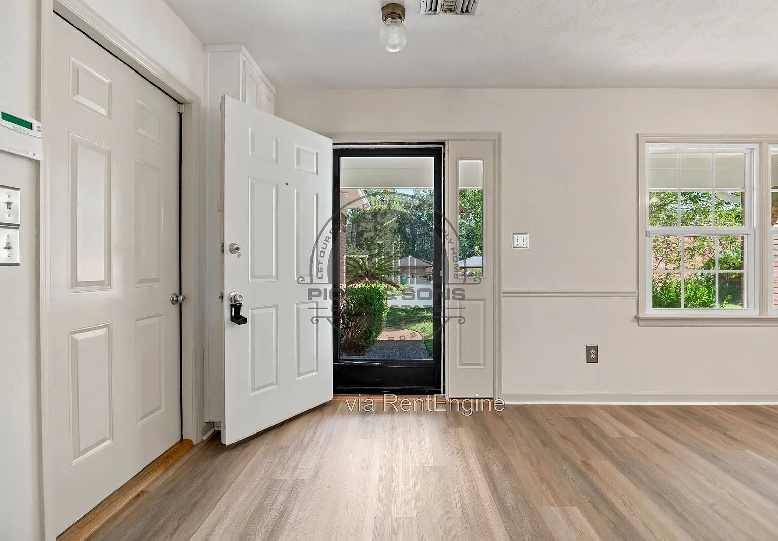 3 bed, 2.0 bath, 1495 sqft, $2,400 — Photo 3