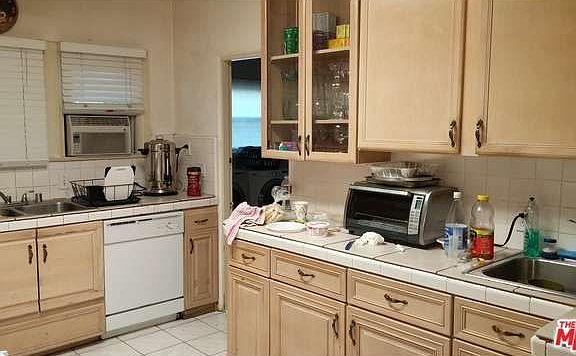 5th image of 182 N Mansfield Ave