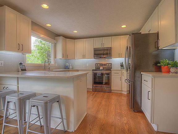 3rd image of 4924 N 136th St