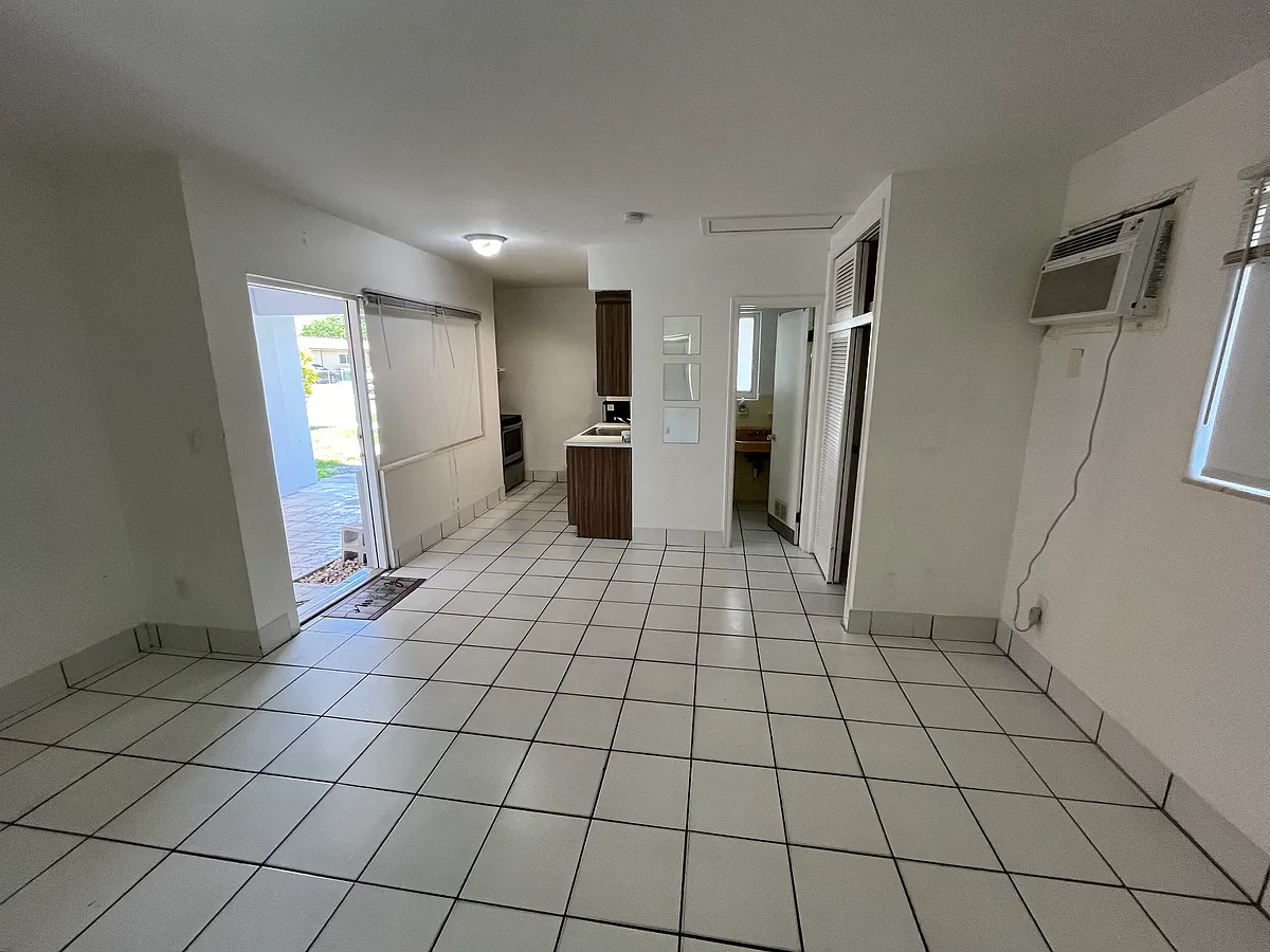 Building Photo - 3130 SW 25th St #3132