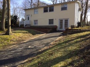 10 Woodchuck Ln, East Setauket, NY 11733