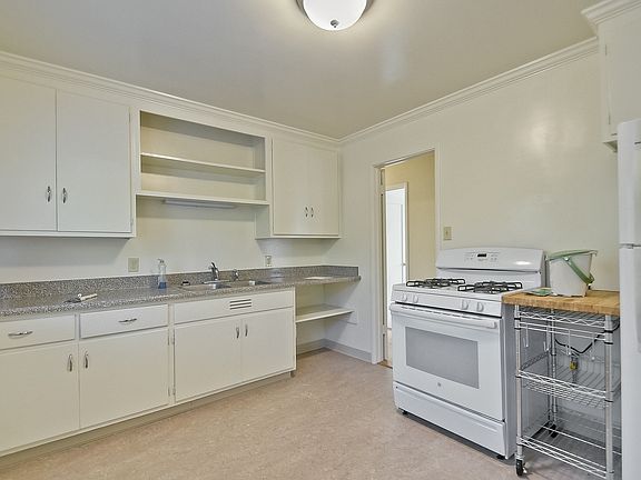 3rd image of 3157 Morris Dr