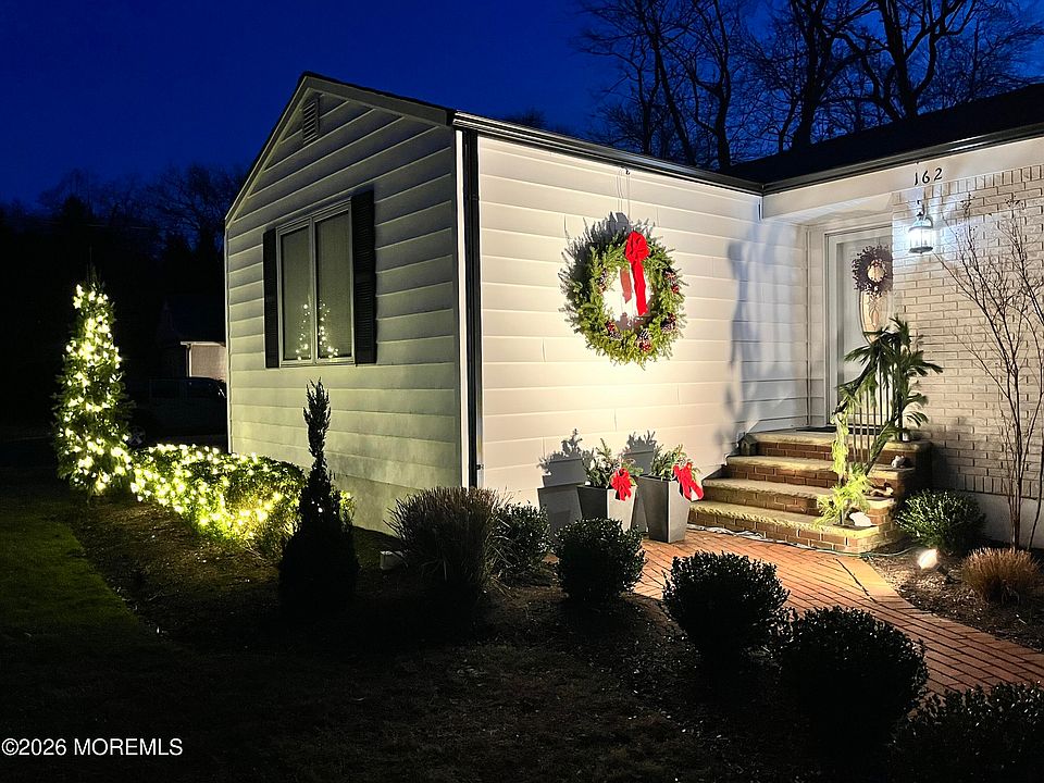 1st image of 162 Queens Drive S