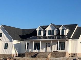 589 W Backwoods Rd, Moyock, NC 27958