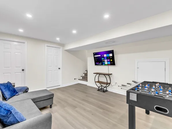 860 S Spring Rd, Elmhurst, IL 60126