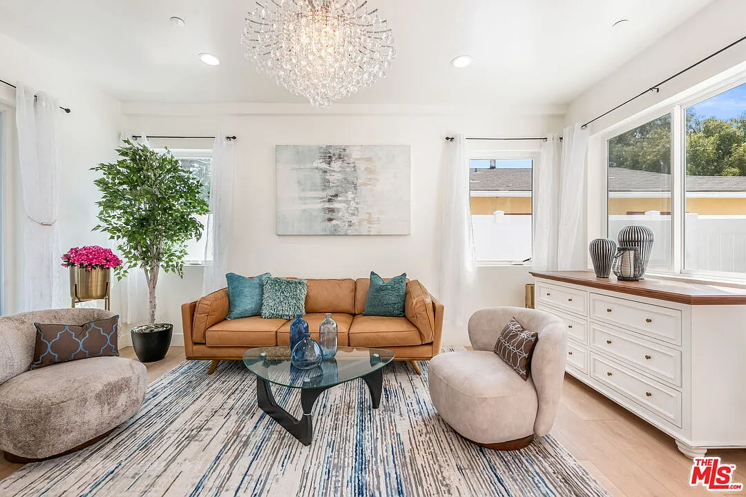 2 bed, 1.0 bath, 912 sqft, $7,500 — Photo 3