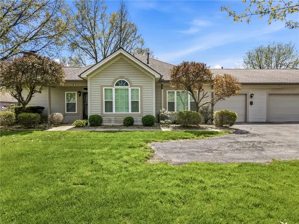 19 Stone Ridge Blvd, Hermitage, PA 16148