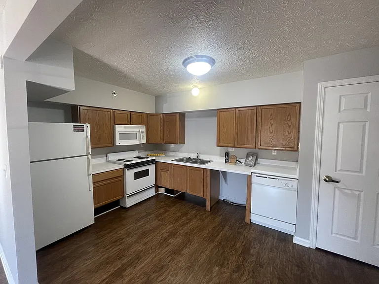 Westbury Lake Apartments — Photo 8