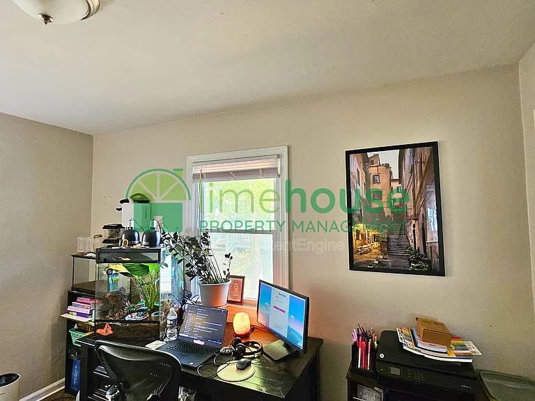 840 W 43rd St #B — Photo 15