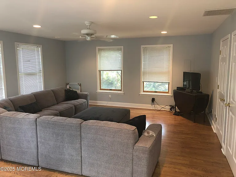 12 York Ave — Photo 7