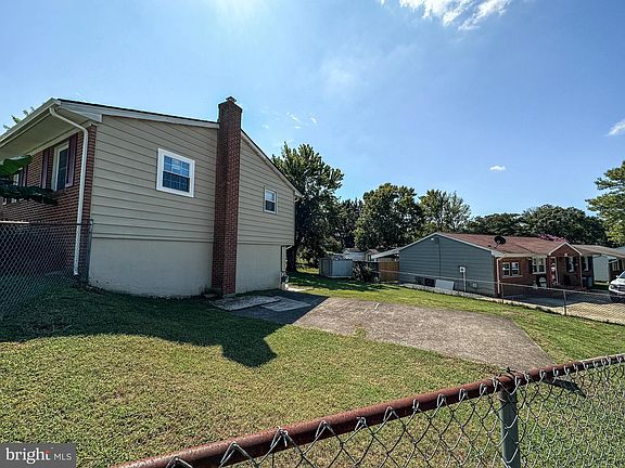 5th image of 3827 Claremont Ln