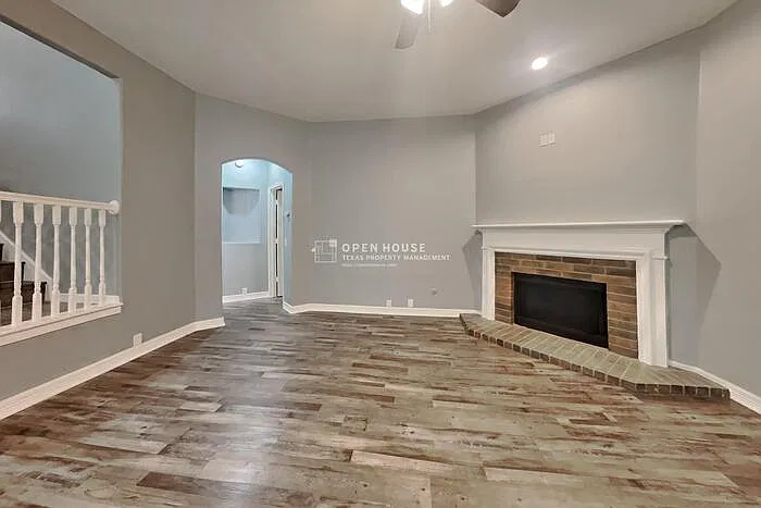 4 bed, 2.5 bath, 2528 sqft, $2,350 — Photo 3