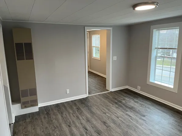69 W Division St, 69 W Division St NE #2, Rockford, MI 49341