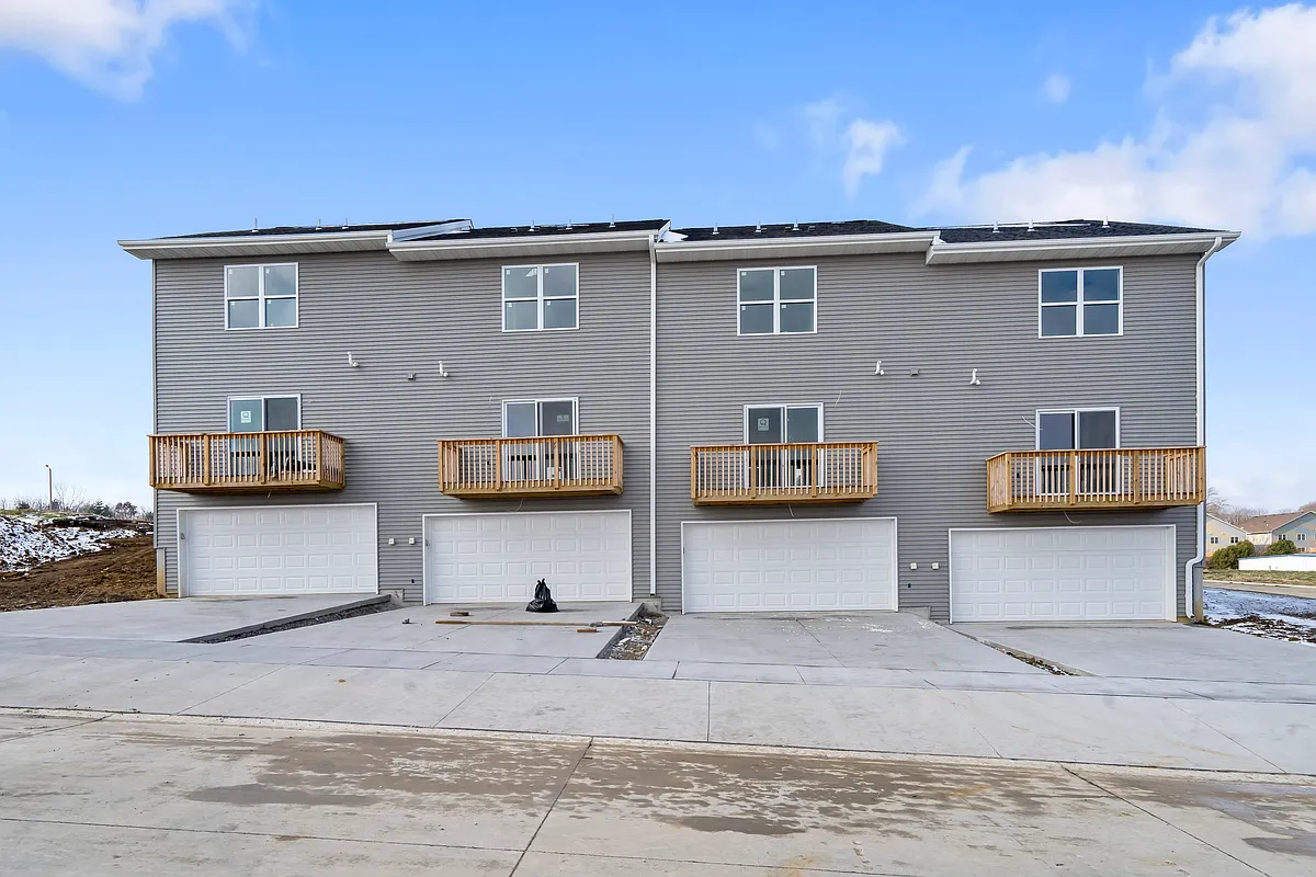 Building Photo - 330 Sycamore Dr