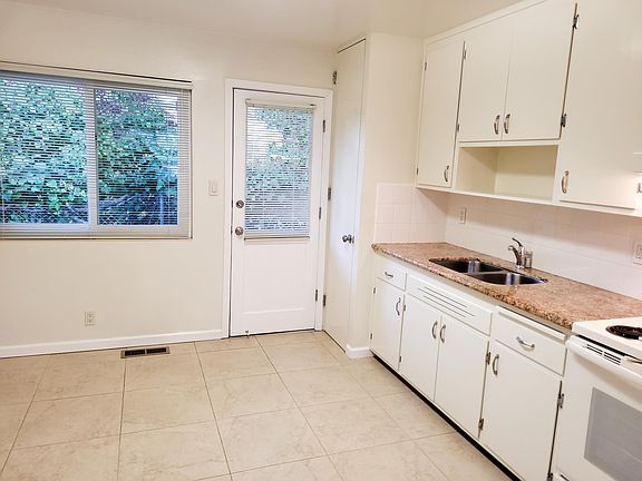3rd image of 282 Monroe Dr #1