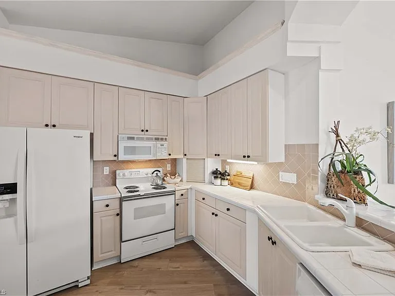 8415 Excalibur Cir #B10 — Photo 10