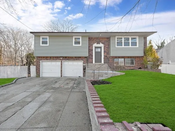 35 Circle Drive E, Patchogue, NY 11772