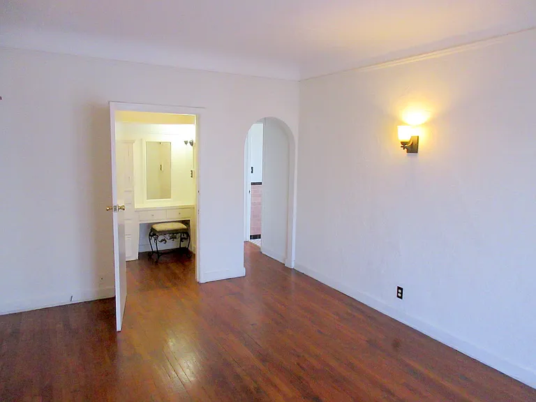 654 S Detroit St #401 — Photo 10