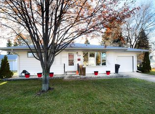 2519 Clover Dr, Grand Forks, ND 58201