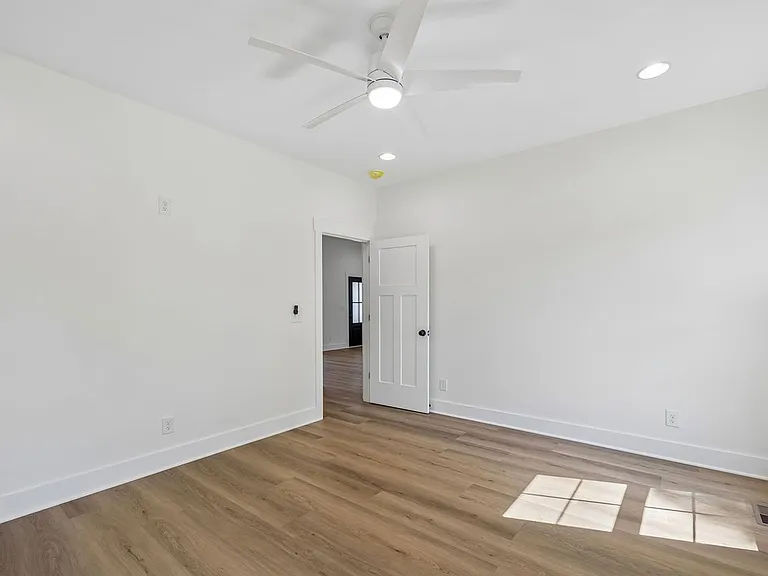 112 Rogers Ave — Photo 8
